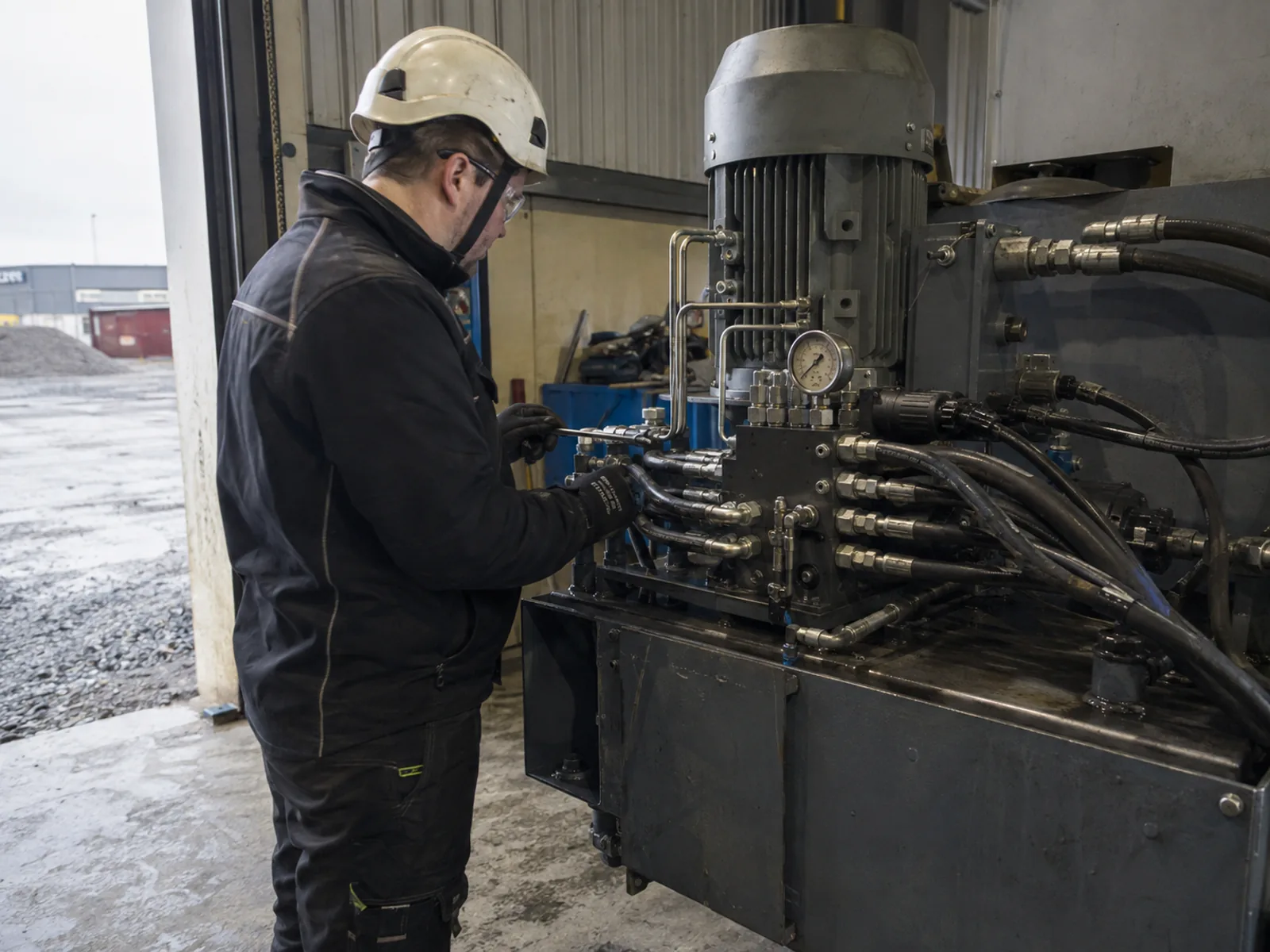 Hydrauliikkatyön valmistelua teollisuuden kenttäkohteessa